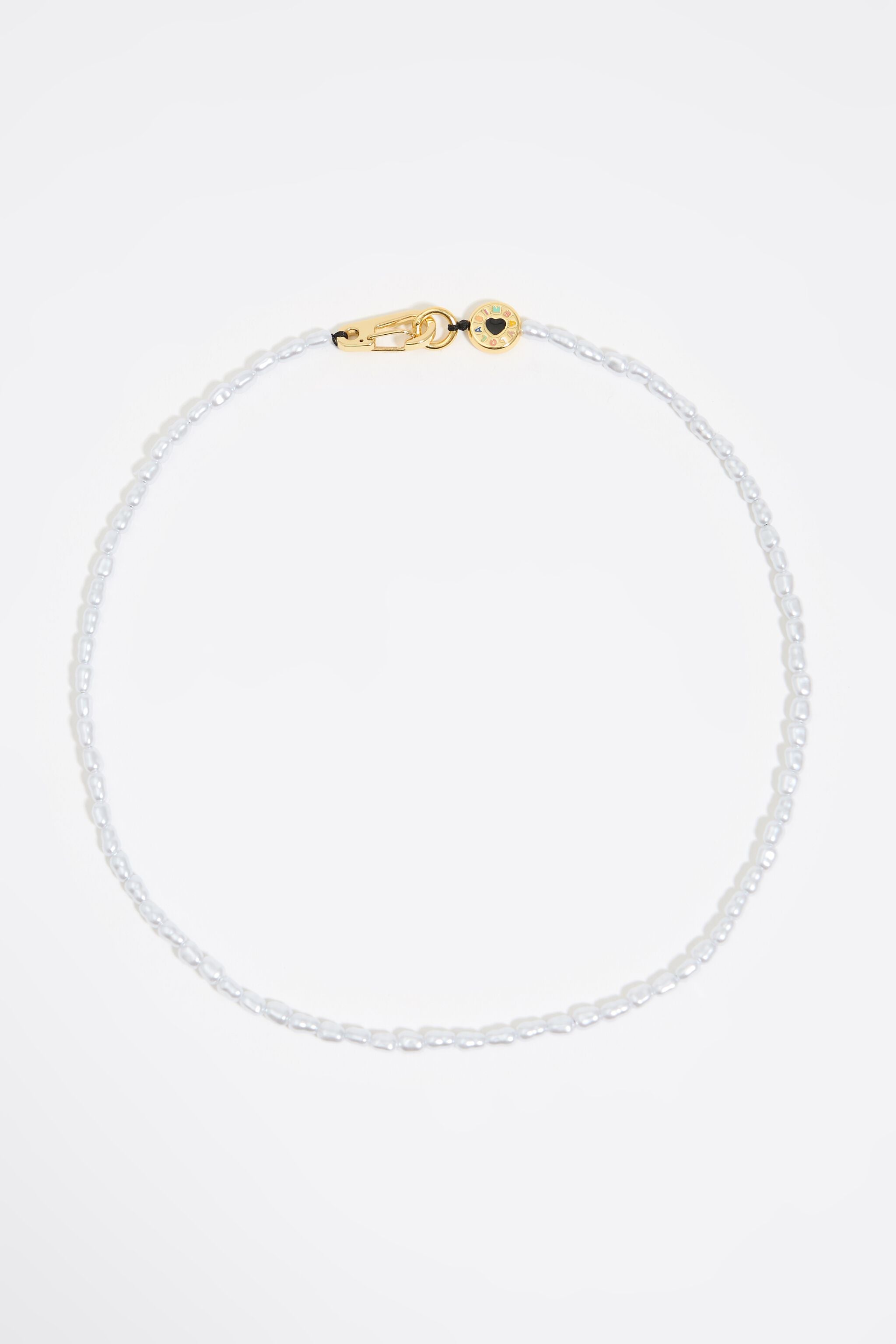 Logo and pearls necklace