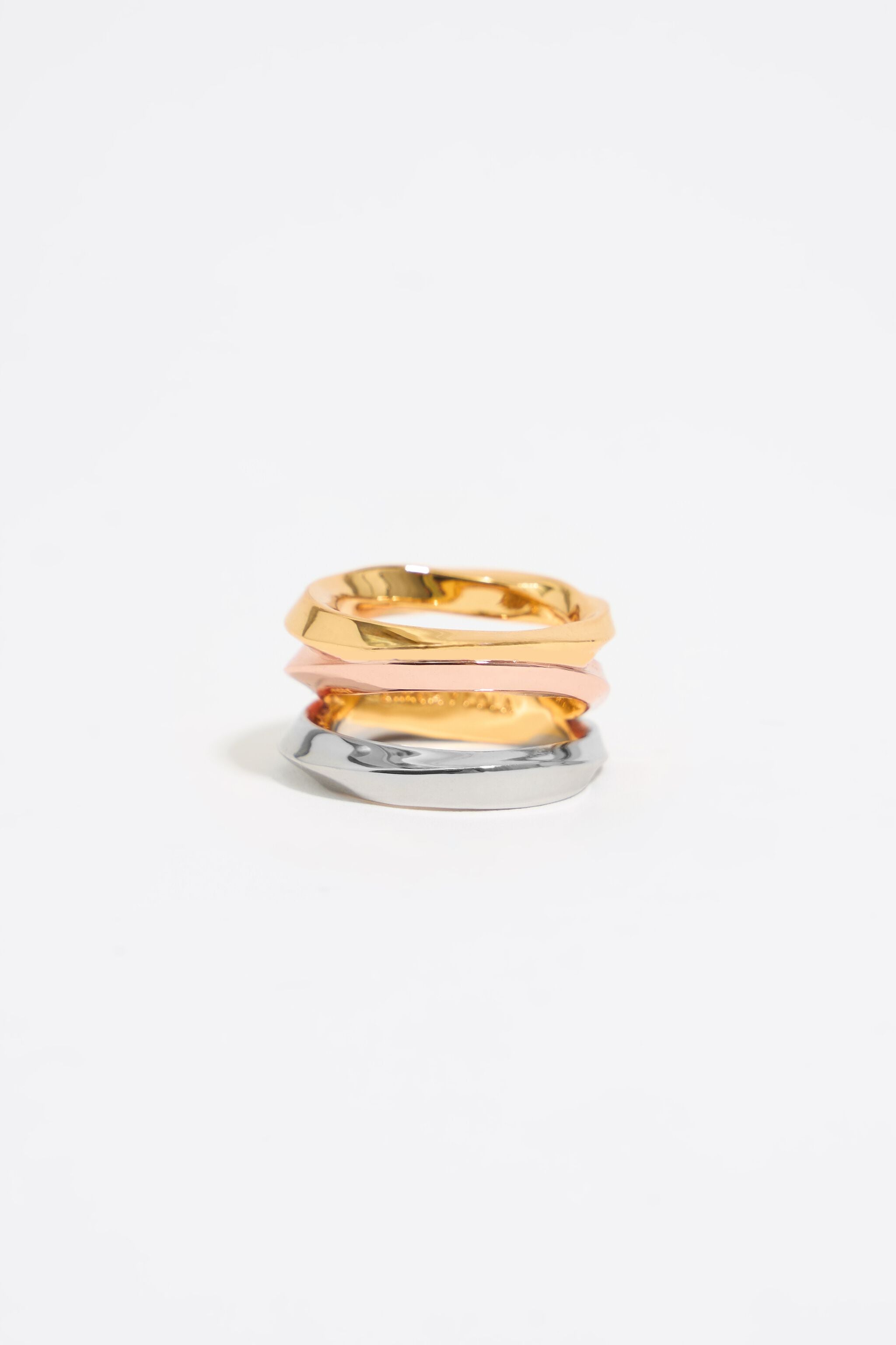 Multicolor textured crossed ring