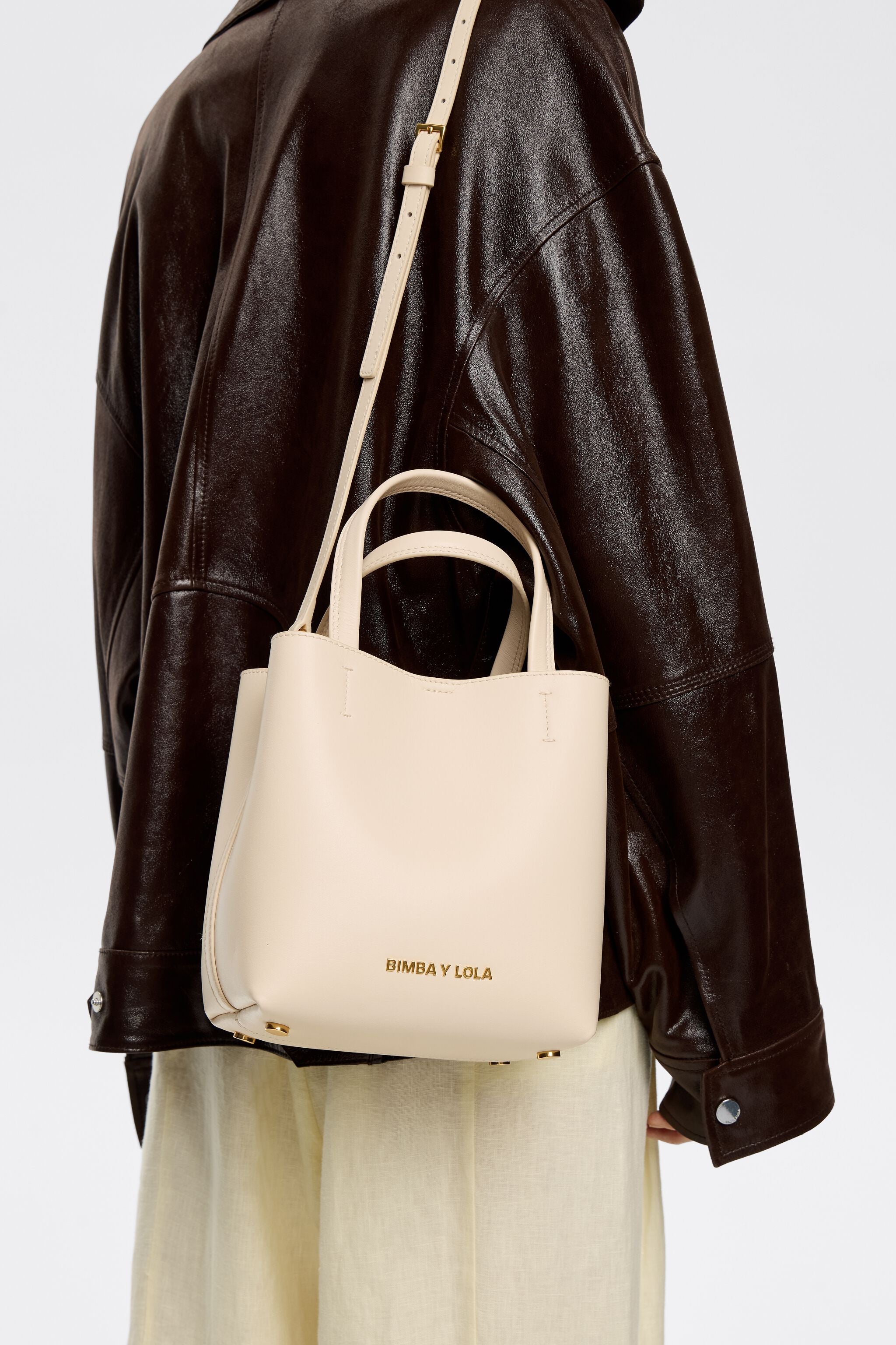 Small sand leather Chihuahua bag