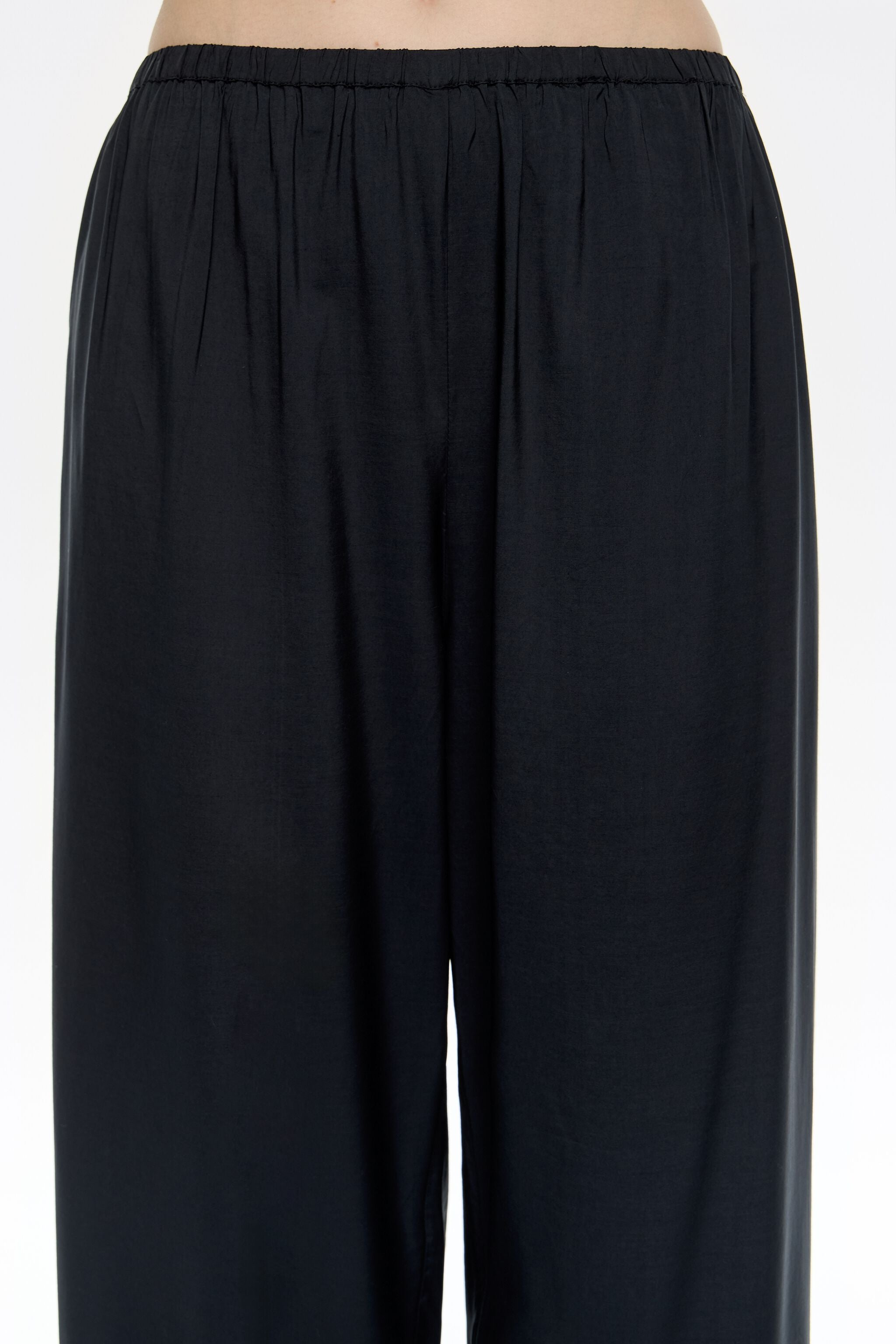 Straight black trousers with embroidery
