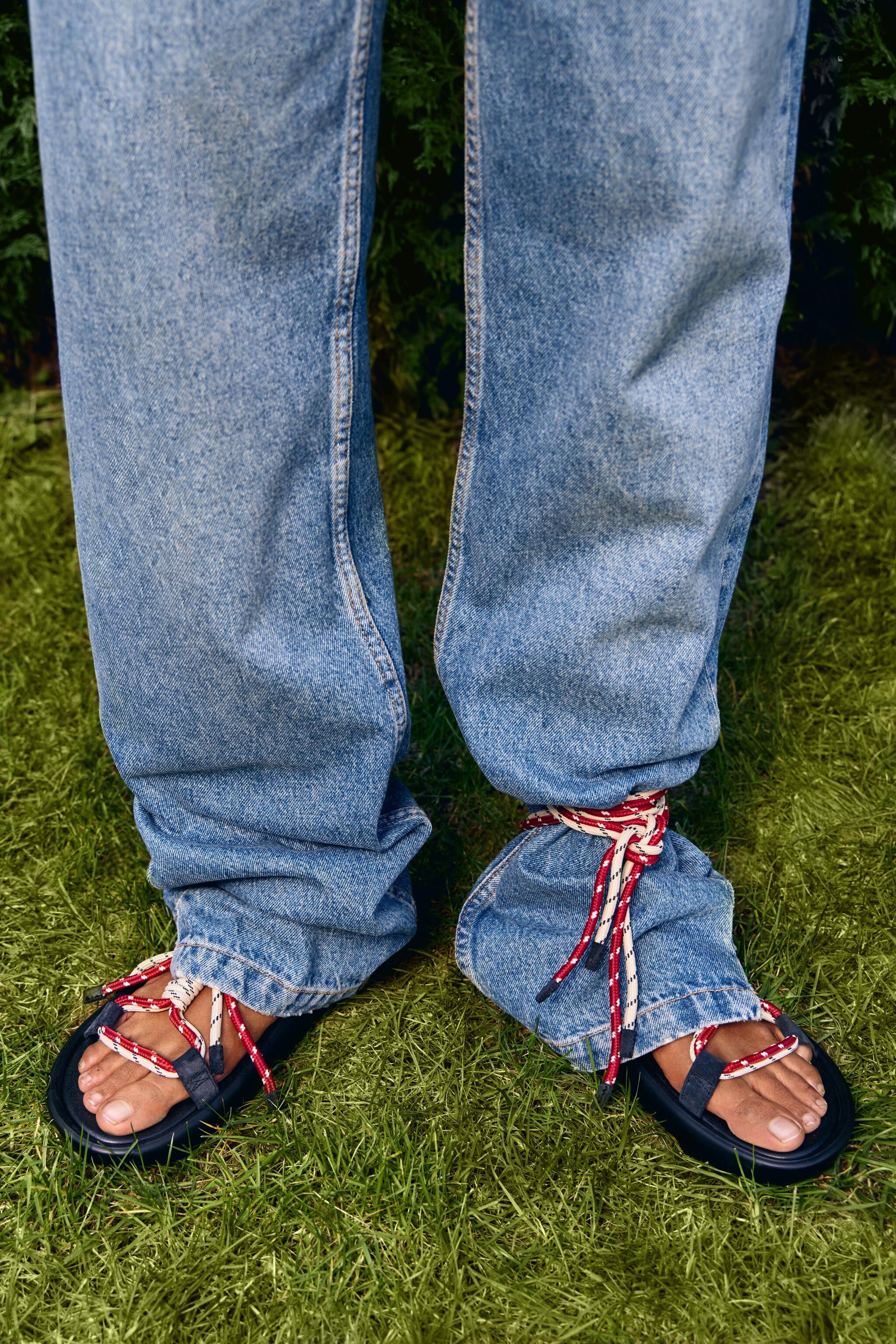 Boat sandal with nautical color ropes