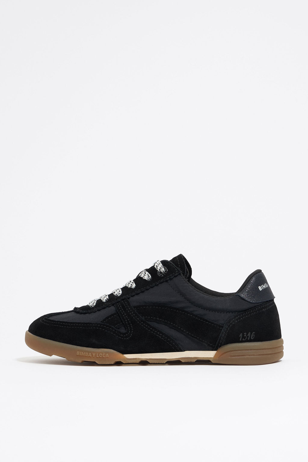 Black 13 16 Indoor sneaker