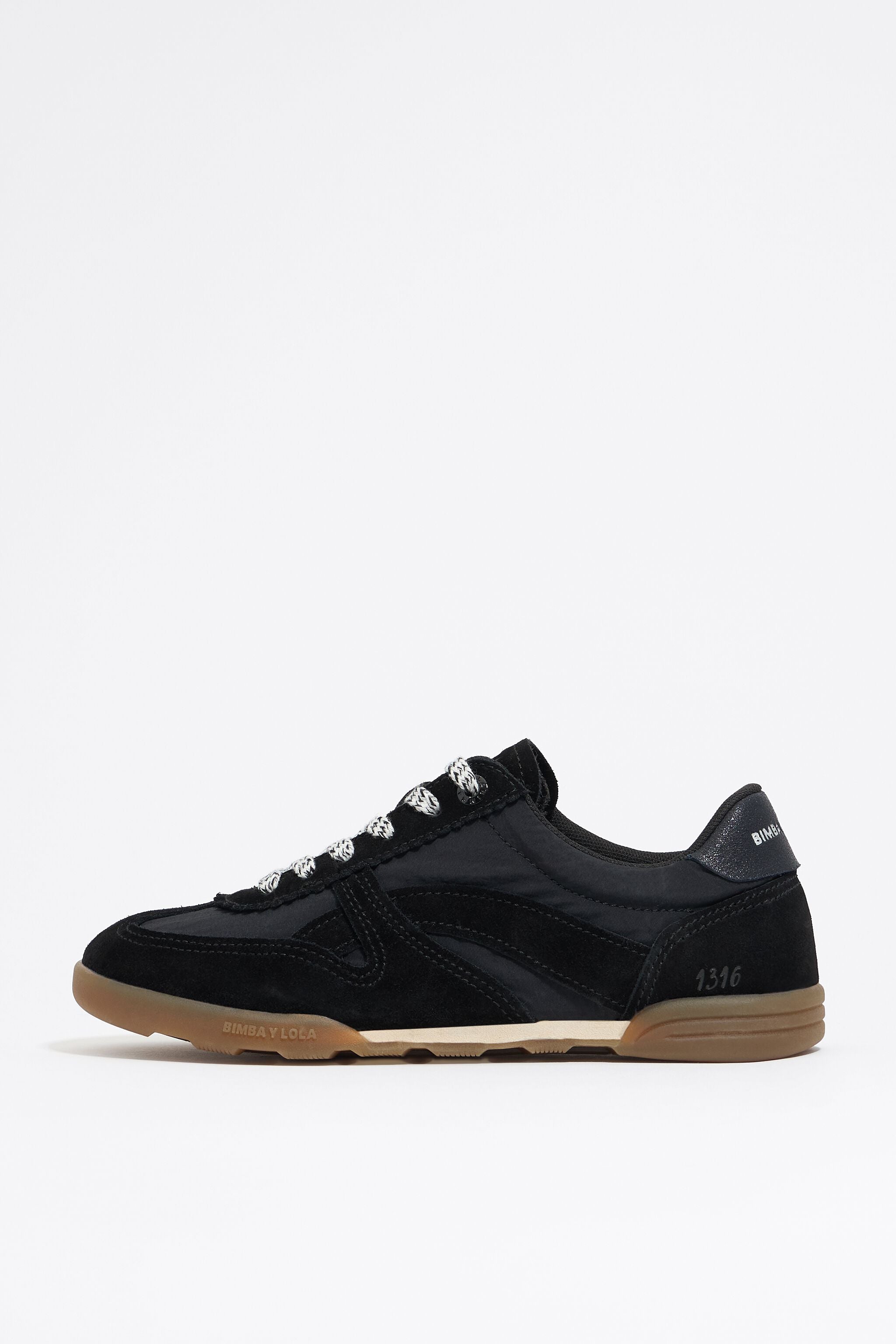 Black 13 16 Indoor sneaker